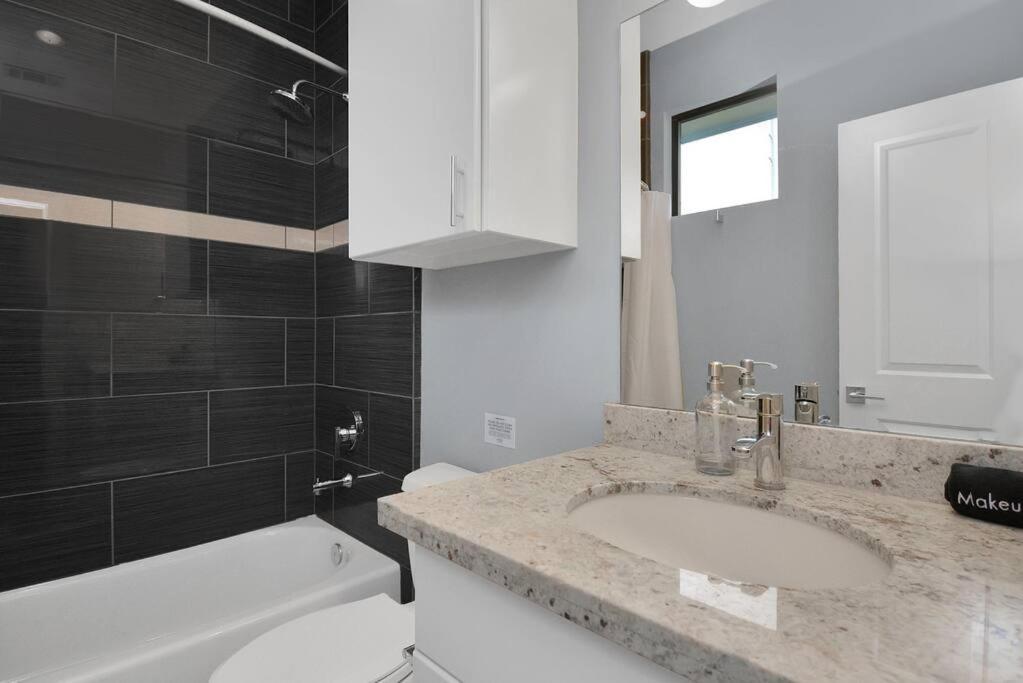 Skyline Views - Sleeps 10 Home Near Downtown Хьюстон Экстерьер фото